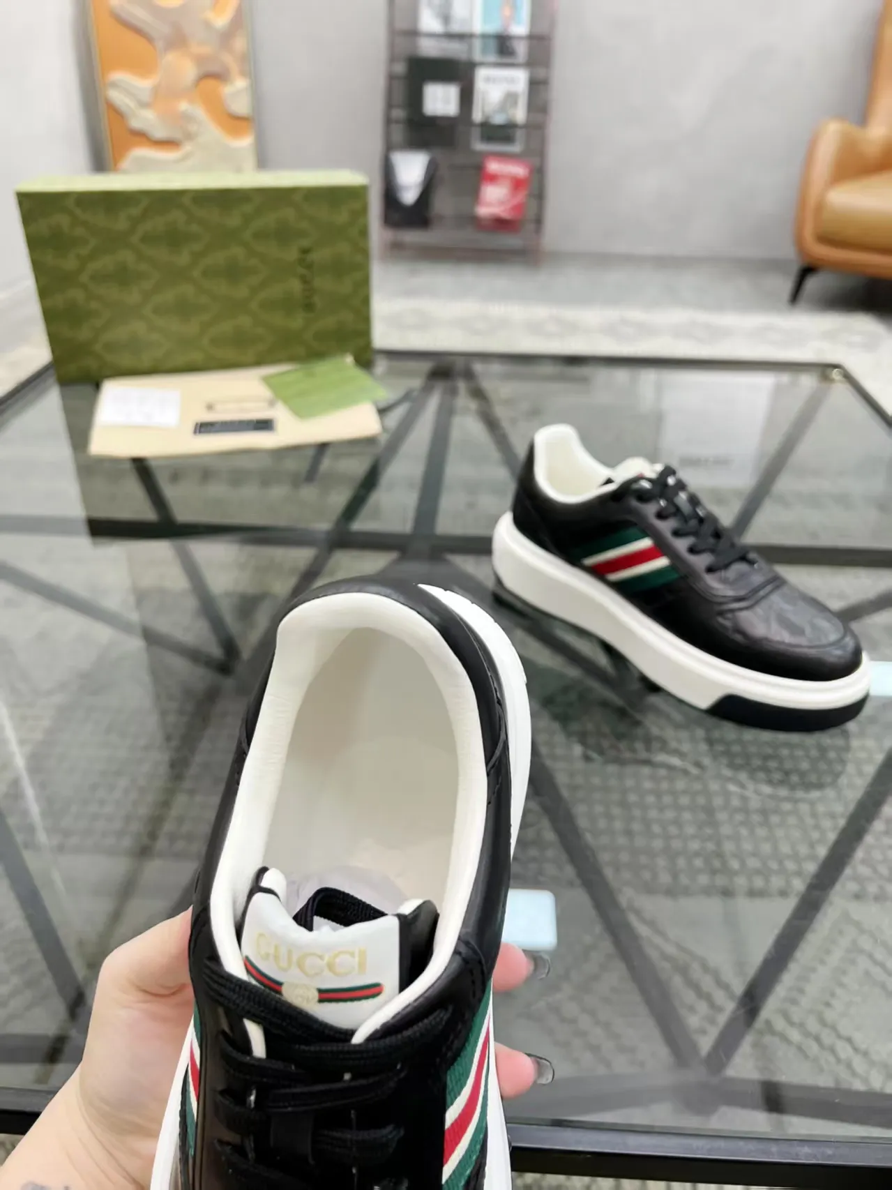 Factory price: 460💰Gucci’s new men’s shoes GUCCI] latest shoes shipped. Original quality, fashionable, made of special materials, sheepskin lining, brand new packaging. The foot feels super comfortable and the workmanship is impeccable. Size: 38-44, customized 45